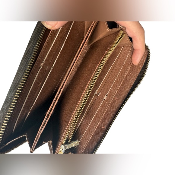 LOUIS VUITTON
Monogram Zippy Wallet - Picture 8 of 11